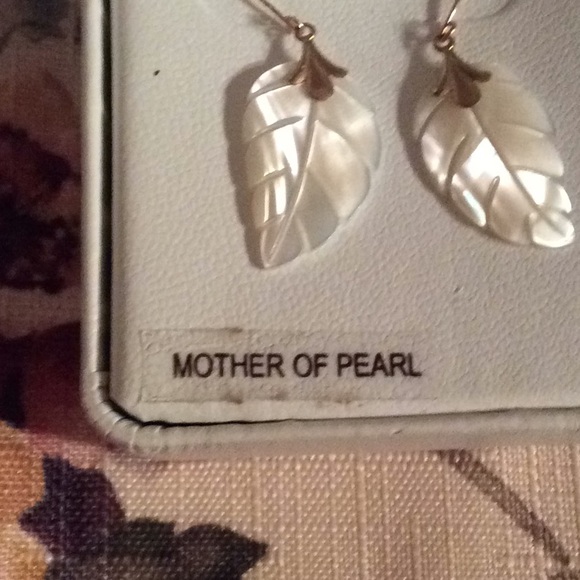 14Kt. Gold Mother of Pearl earrings NWT - Picture 2 of 4